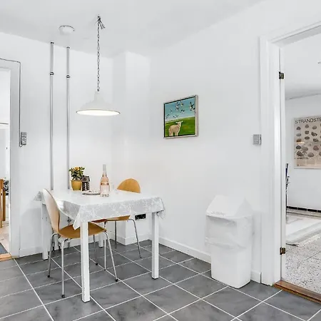 5 Bedroom Stunning In Bredebro 度假居